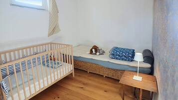 2 Schlafzimmer, Reisekinderbett, Bettwäsche