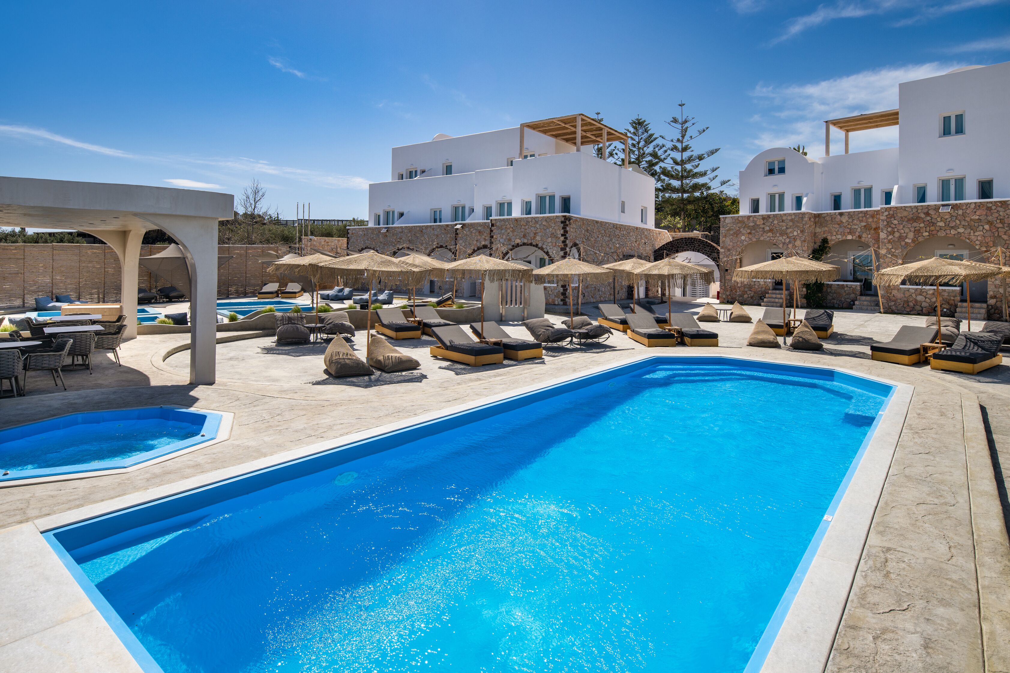 Una piscina al aire libre de temporada (de 11:00 a 20:00), sombrillas