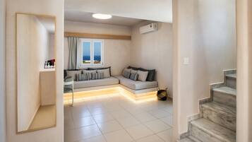 Aelia Suite, Sea View & Outdoor Hot Tub | Living area | 42-inch plasma TV with satellite channels, TV, books