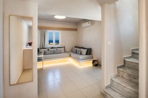 Living area - Aelia Luxury Suites (Santorini)