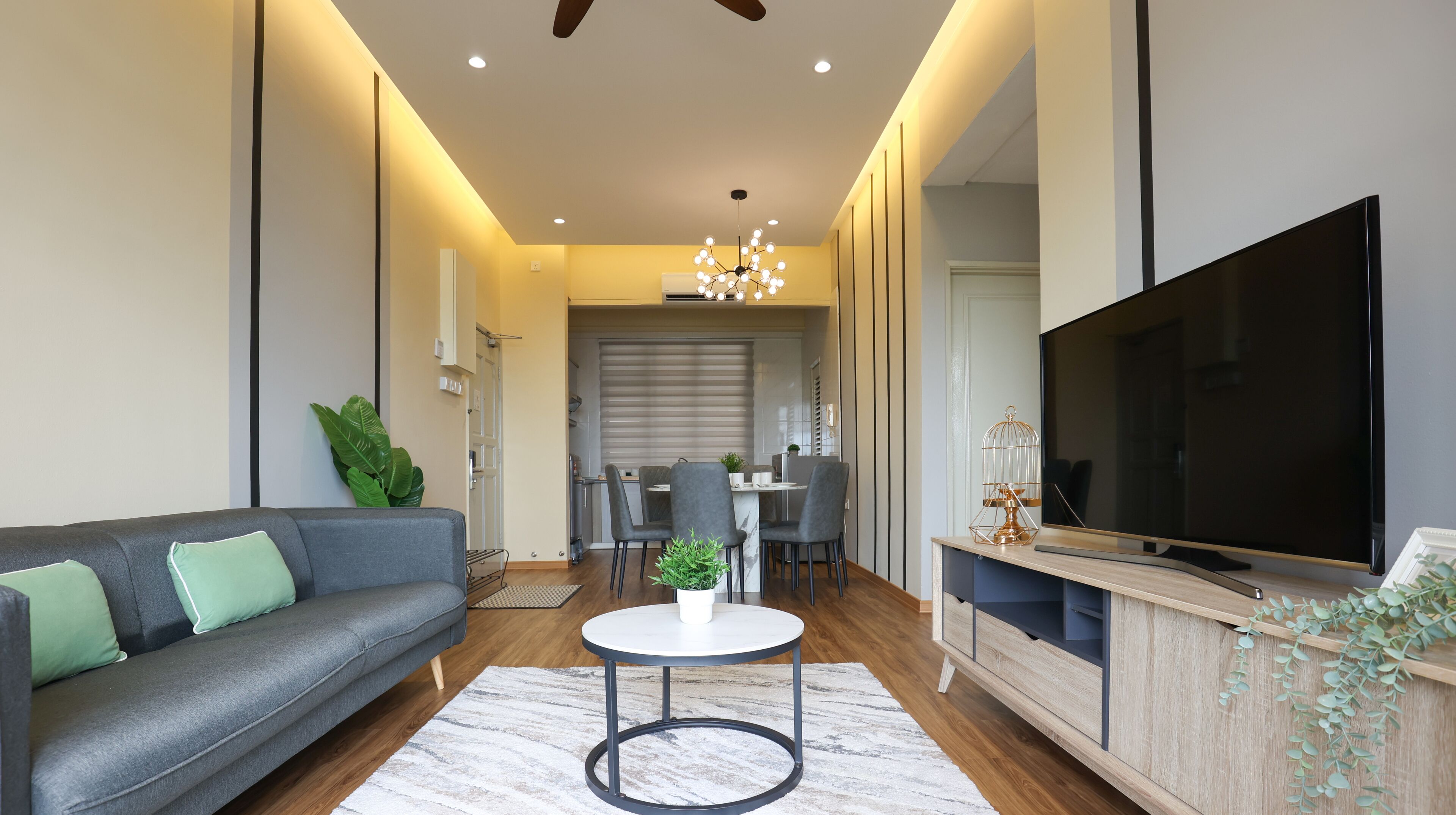 Apartament Comfort, 2 dormitoris, accés a la piscina | Sala d'estar | Televisor intel·ligent de 60 polzades amb canals digitals i Netflix 