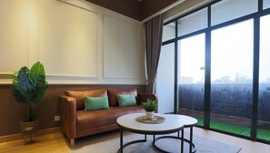 Apartamento conforto, 2 quartos, acesso à piscina | Área de estar | Smart TV 60 polegadas com canais digitais, Netflix