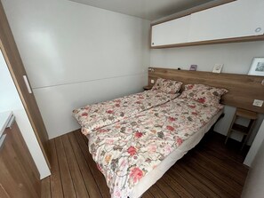 3 quartos, acesso à internet, roupa de cama