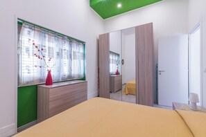 1 slaapkamer, een strijkplank/strijkijzer, gratis wifi, beddengoed