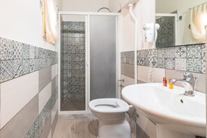 Suihku, hiustenkuivaaja, pyyhkeet