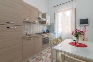 Køleskab, ovn, kogeplade, kaffe-/temaskine