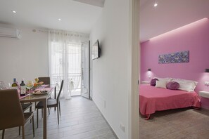 2 habitaciones, tabla de planchar con plancha y ropa de cama 