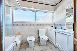 Bañera, secador de pelo, toallas