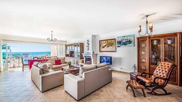 Televisión, reproductor de DVD y tenis de mesa