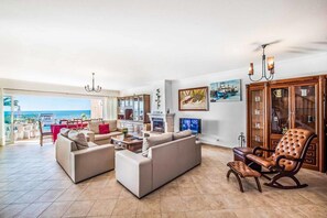 Una televisión, un reproductor de DVD, una mesa de tenis de mesa