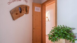A wooden door with a sign indicating 'Staußauer Aspirapolvere,' a wooden wall-mounted object, and a potted plant. - Apartment 'Gamperhof Latemar' with Mountain View, Shared Terrace and Whirlpool (Karneid/Gummer)