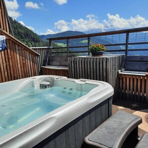 Outdoor spa tub - 'Gamperhof - Apartment Latemar' with Mountain View, Garden & Wi-Fi (Karneid/Gummer)