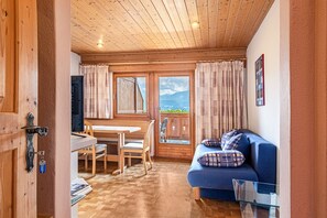 TV, table tennis - 'Gamperhof - Apartment Planet' with Mountain View, Garden & Wi-Fi (Karneid)