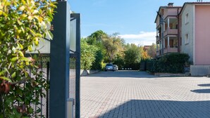 A paved street leading to a building with a car parked in front. - Apartment "Casaentino" with Wi-Fi & Terrace (Capolona)