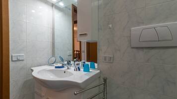 Vasca, asciugacapelli, asciugamani