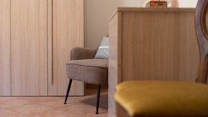 A room with a wardrobe, a chair, and a desk. - Apartment "Casaentino" with Wi-Fi & Terrace (Capolona)