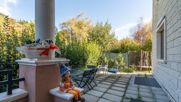 A patio with a statue, outdoor furniture, and a view of a garden and trees. - Apartment "Casaentino" with Wi-Fi & Terrace (Capolona)