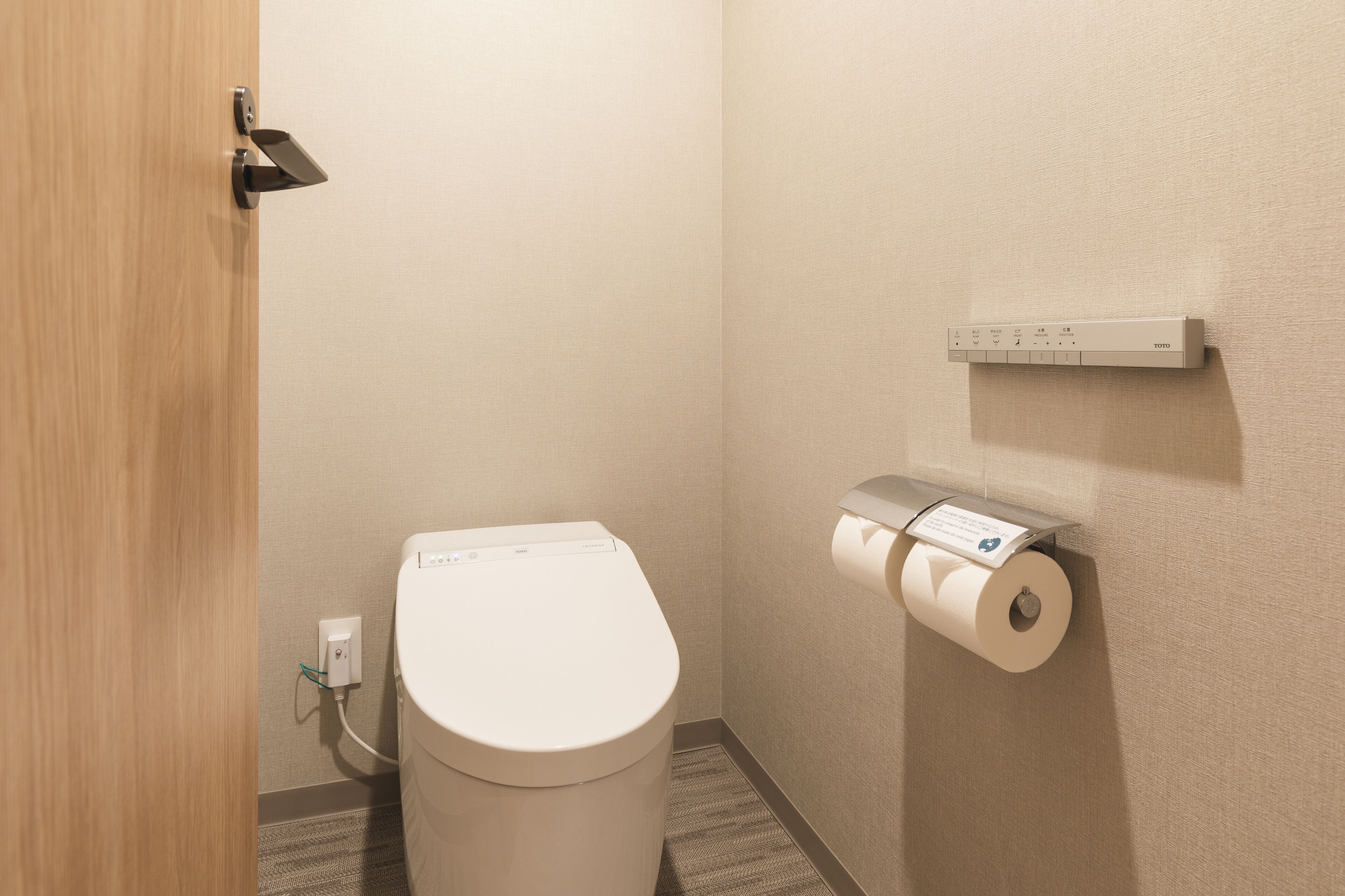 deluxe twin room, non smoking | bathroom | combined shower/bathtub, slippers, bidet, towels