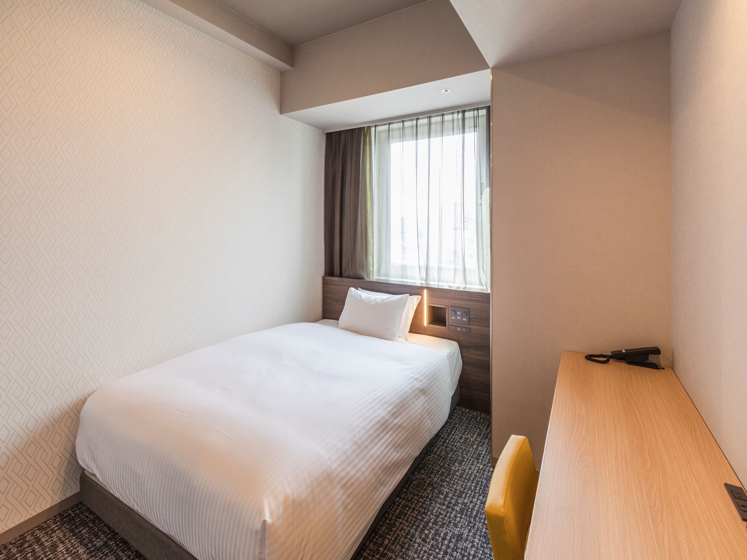 Standard Double Room | Meja, ruang kerja komputer riba, langsir/tirai gelap terus, kalis bunyi 