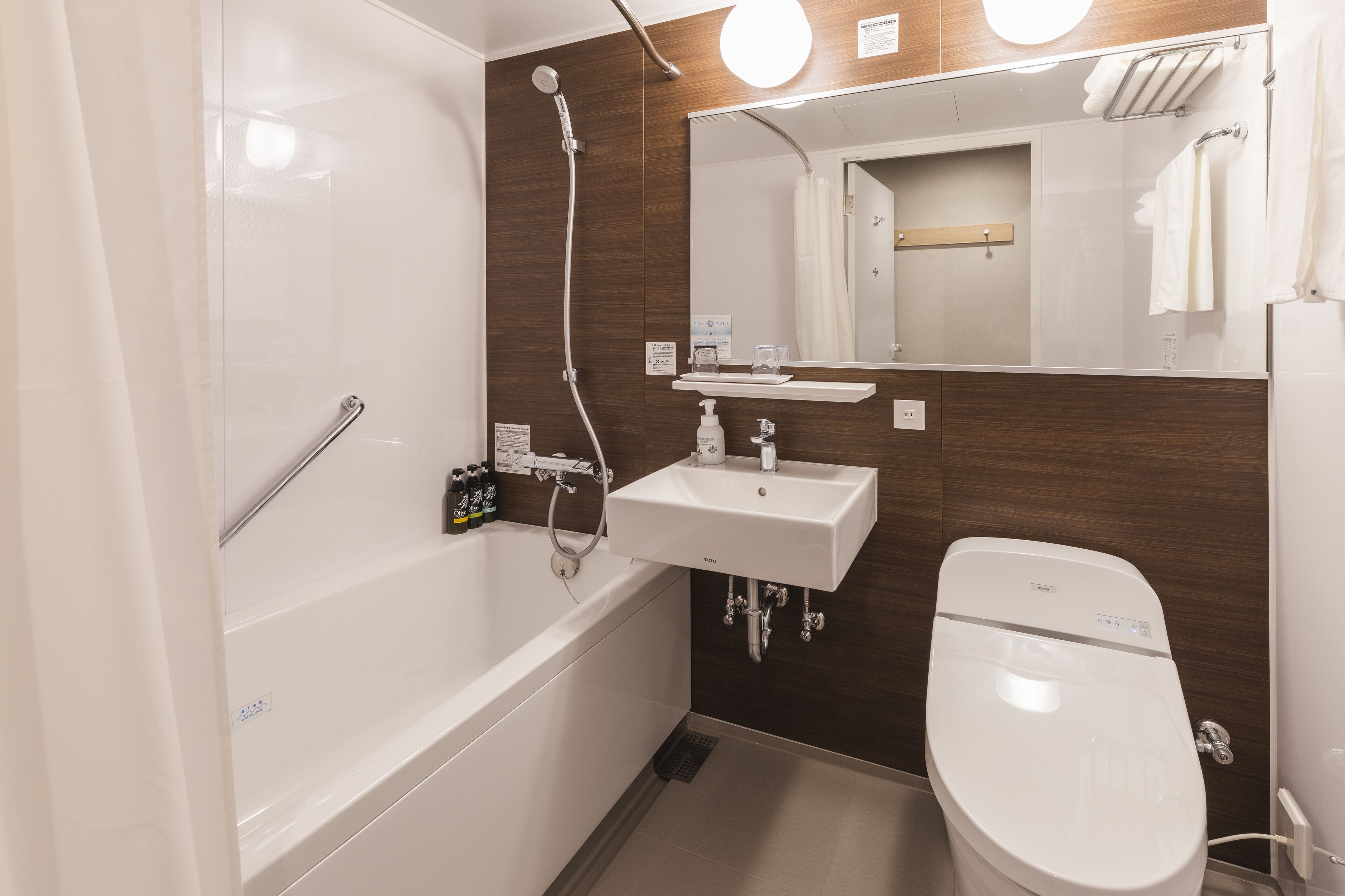 standard twin room, non smoking | bathroom | combined shower/bathtub, slippers, bidet, towels
