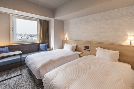 Deluxe Twin Room, Non Smoking | Desk, laptop workspace, blackout drapes, soundproofing. SOTETSU GRAND FRESA TAKADANOBABA