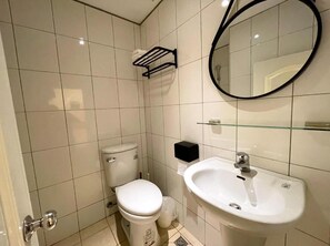 Shower, free toiletries, hair dryer, towels