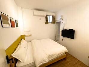 Down comforters, free WiFi - Small Island Homestay (Tainan)