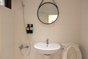 Comfort Double Room | Bathroom | Shower, free toiletries, hair dryer, slippers - Small Island Homestay (Tainan)