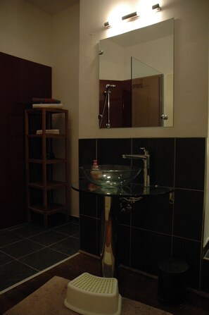 Bañera, secador de pelo, toallas y jabón