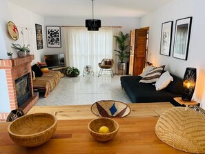 Smart-TV, Kamin, Stereoanlage