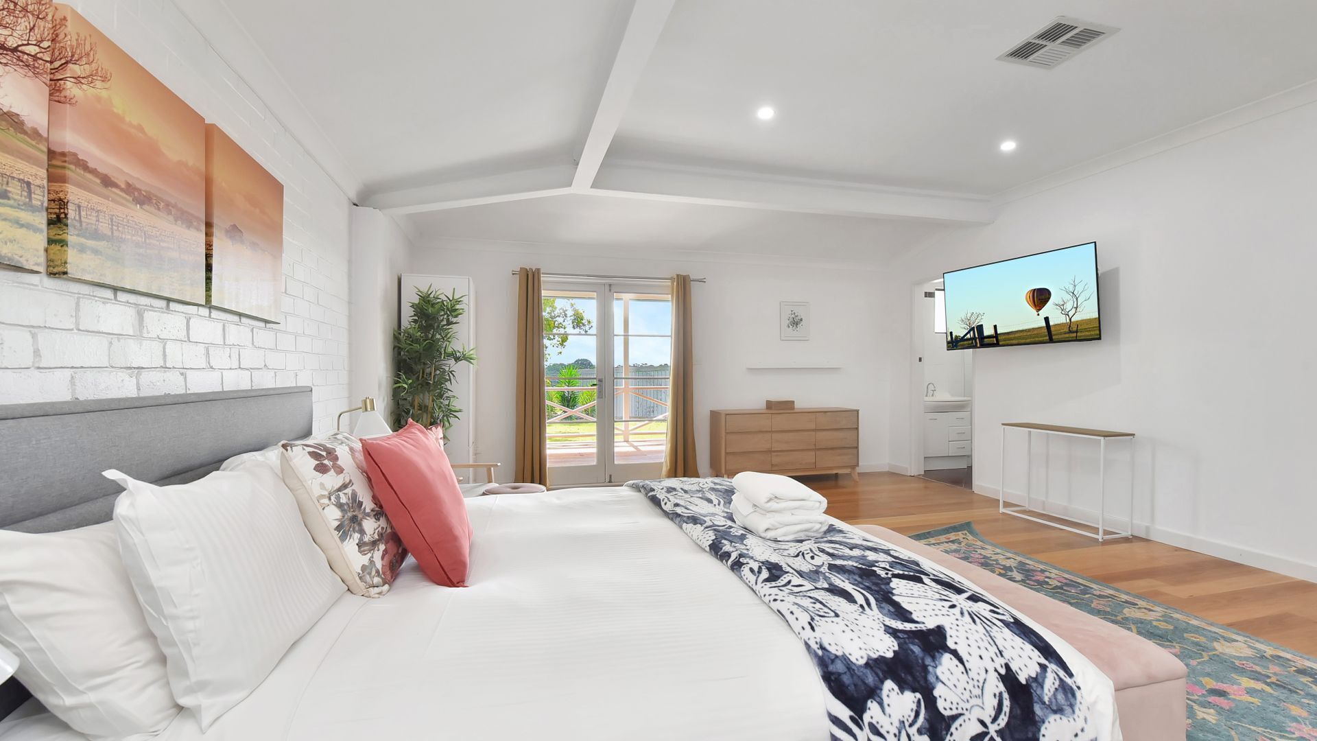 6 bedrooms, iron/ironing board, Internet