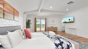 6 bedrooms, iron/ironing board, Internet - Palmers Lane Vineyard 6br Homestead with Pool (Rothbury)