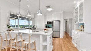 Fridge, microwave, oven, dishwasher - Palmers Lane Vineyard 6br Homestead with Pool (Rothbury)