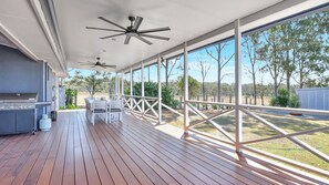 Outdoor dining - Palmers Lane Vineyard 6br Homestead with Pool (Rothbury)