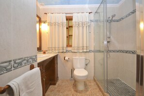 Baignoire, sĂšche-cheveux, serviettes fournies