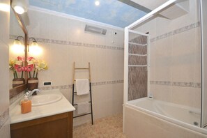Bathtub, hair dryer, towels