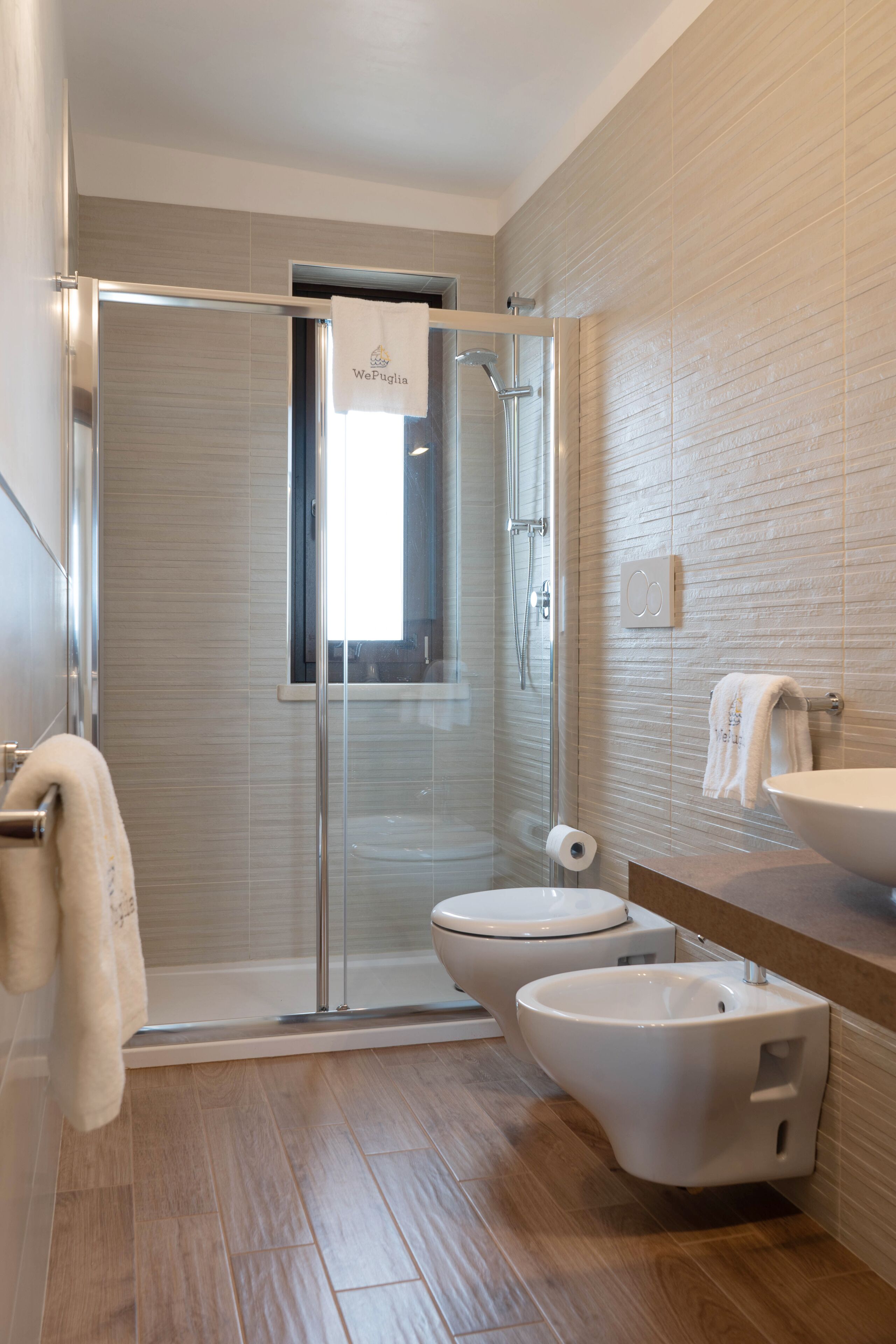 Een douche, een haardroger, handdoeken, toiletpapier