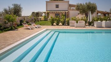 Una piscina al aire libre de temporada