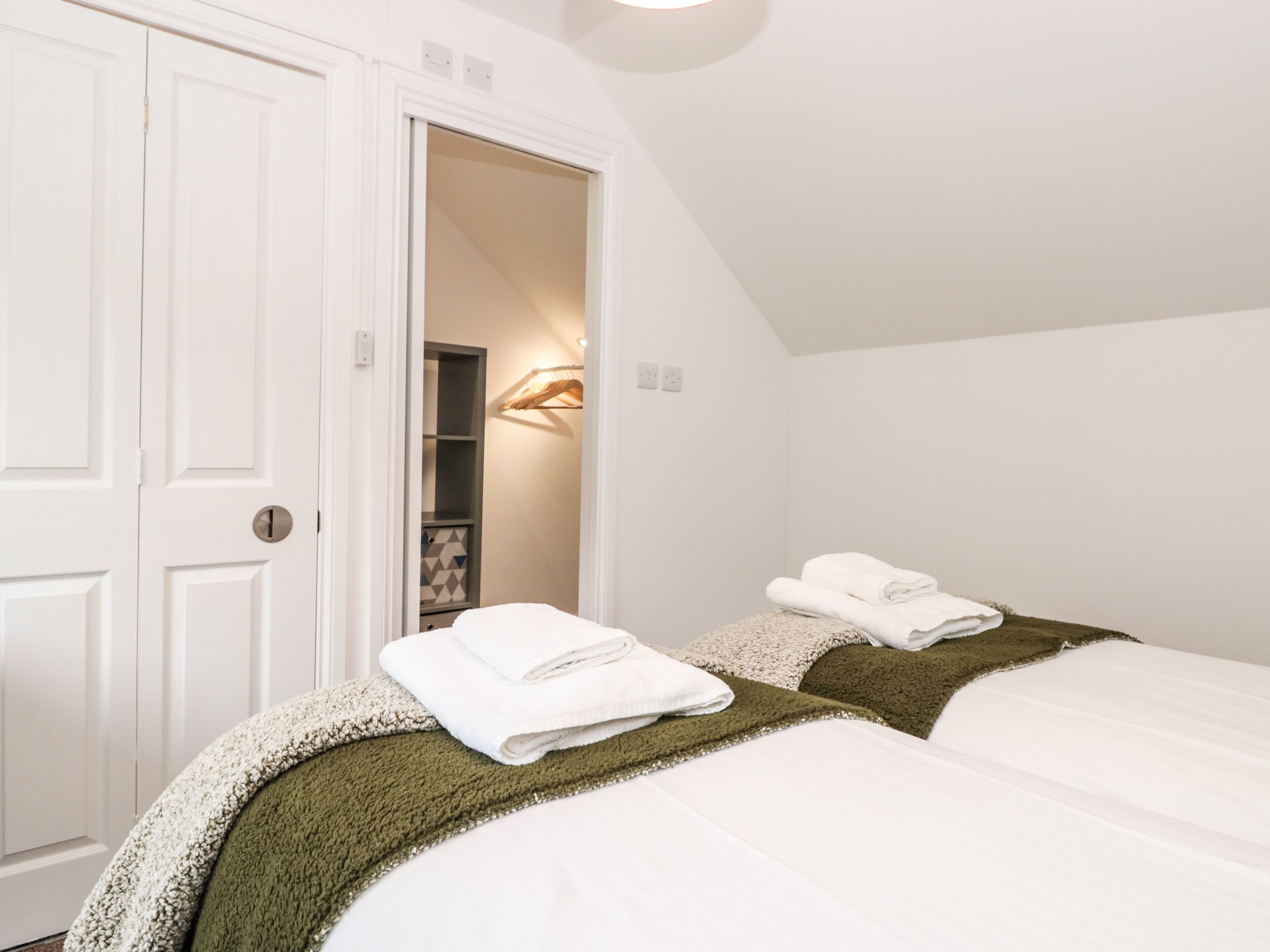 3 habitaciones, decoración personalizada y muebles diferentes 