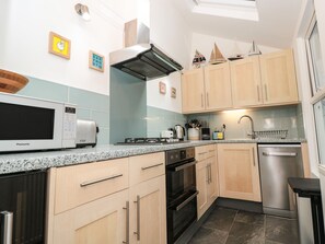 Cottage | Private kitchen | Dishwasher, cookware/dishes/utensils