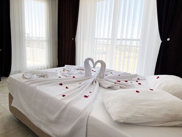 Family Room | Desk, laptop workspace, free WiFi - Ayvaz Otel (Torbali)