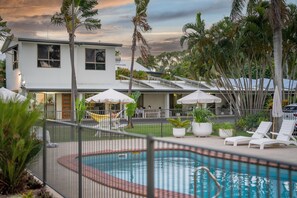 Outdoor pool - Kinka Palms Motel (Kinka Beach)