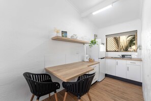 Großer Kühlschrank, Mikrowelle, Herdplatte, Toaster