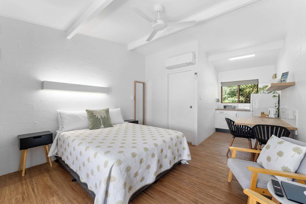Studio, 1 queensize-seng, delvis havutsikt | Oppholdsområde | Smart-TV