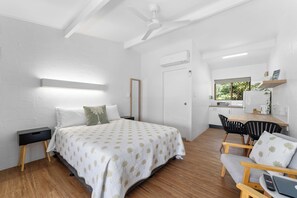 Studio, 1 queensize-seng, delvis havutsikt | Oppholdsområde | Smart-TV