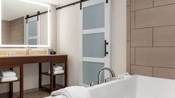 Combined shower/tub, towels