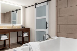 Combined shower/bathtub, towels