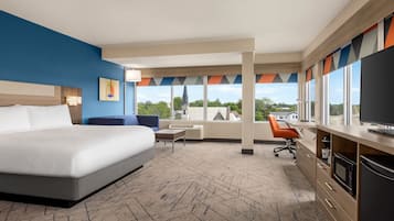 スイート キングベッド 1 台 リバービュー | デスク、ノートパソコン用作業スペース、アイロン / アイロン台、WiFi (無料)