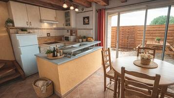 Een koelkast, een microgolfoven, een oven, een kookplaat