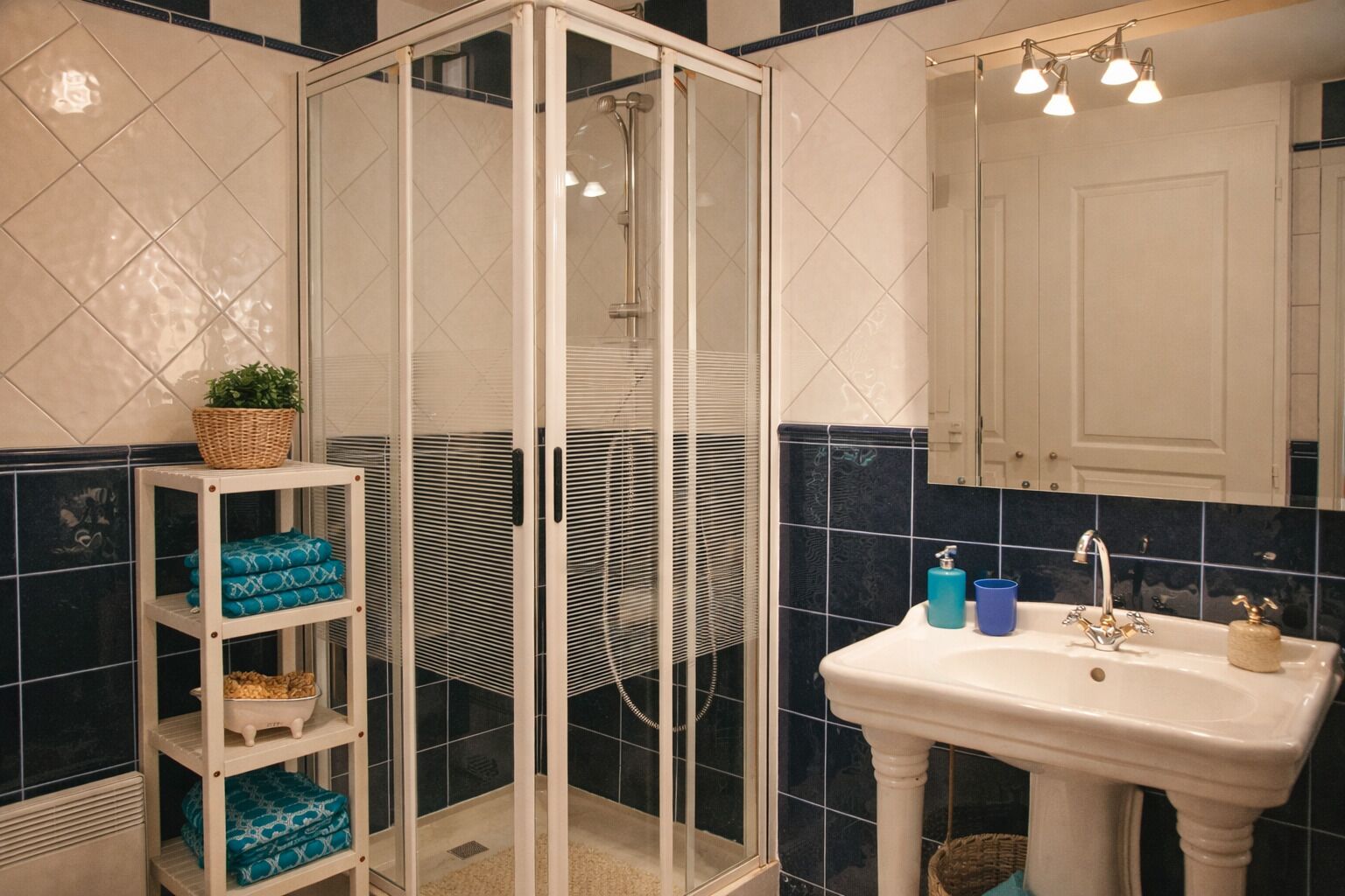 Een douche, handdoeken